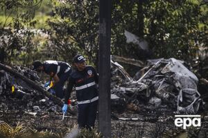 Самолет упал на автомобиль и мотоцикл