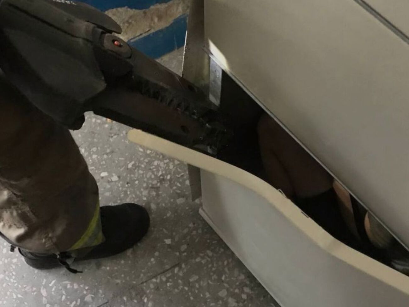 Мальчика деблокировали из почтомата с помощью гидравлических ножниц, отметили в ГУ ГСЧС в Полтавской области