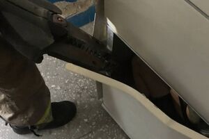 Мальчика деблокировали из почтомата с помощью гидравлических ножниц, отметили в ГУ ГСЧС в Полтавской области