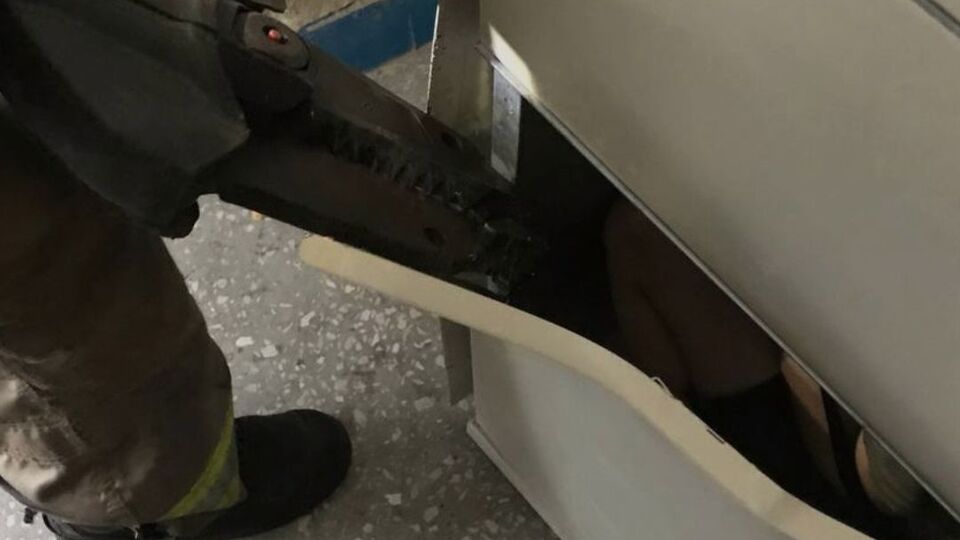 Мальчика деблокировали из почтомата с помощью гидравлических ножниц, отметили в ГУ ГСЧС в Полтавской области