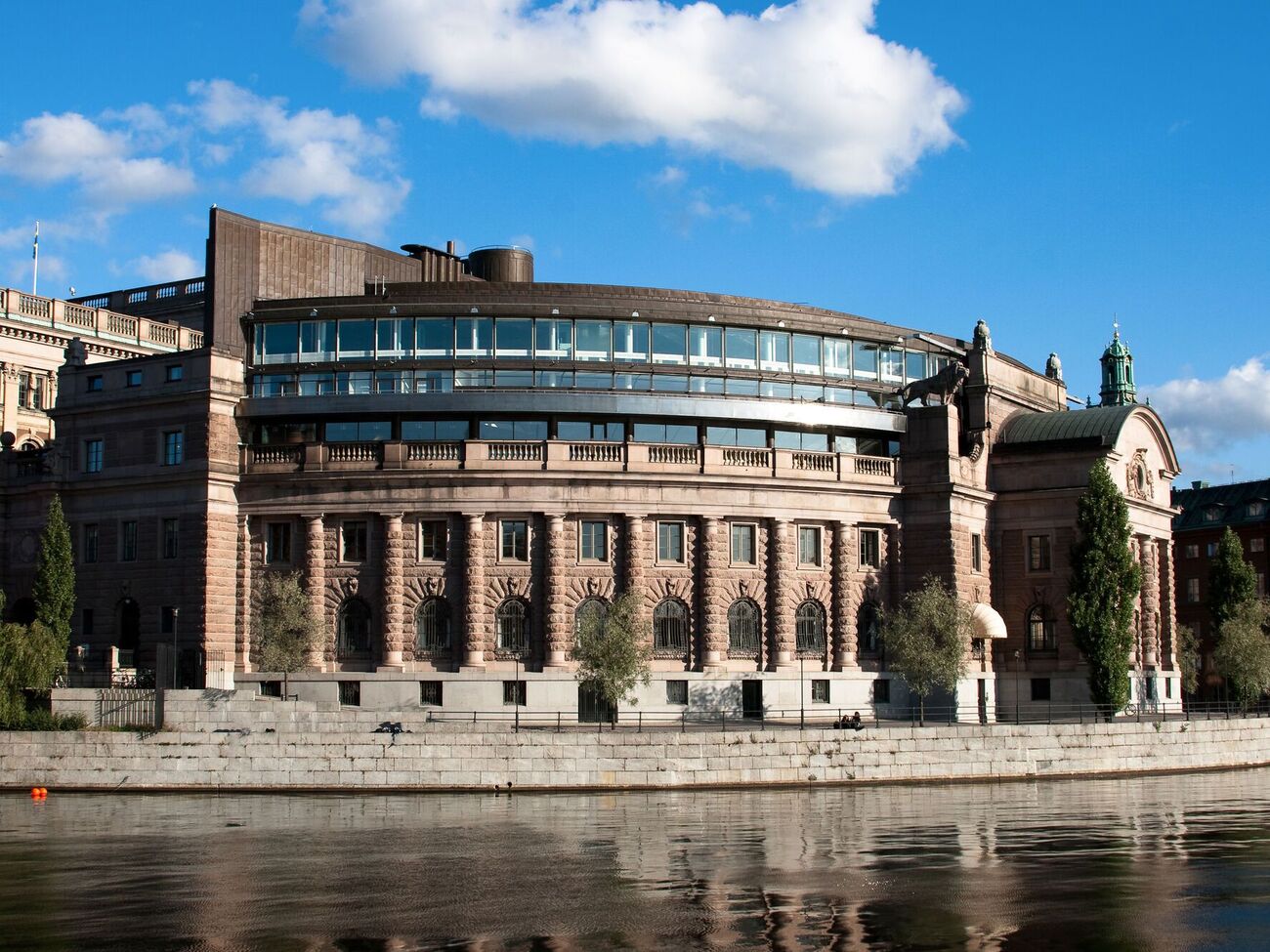 Риксдаг разрешил правительству передать Украине грузовики, боеприпасы и средства для разминирования