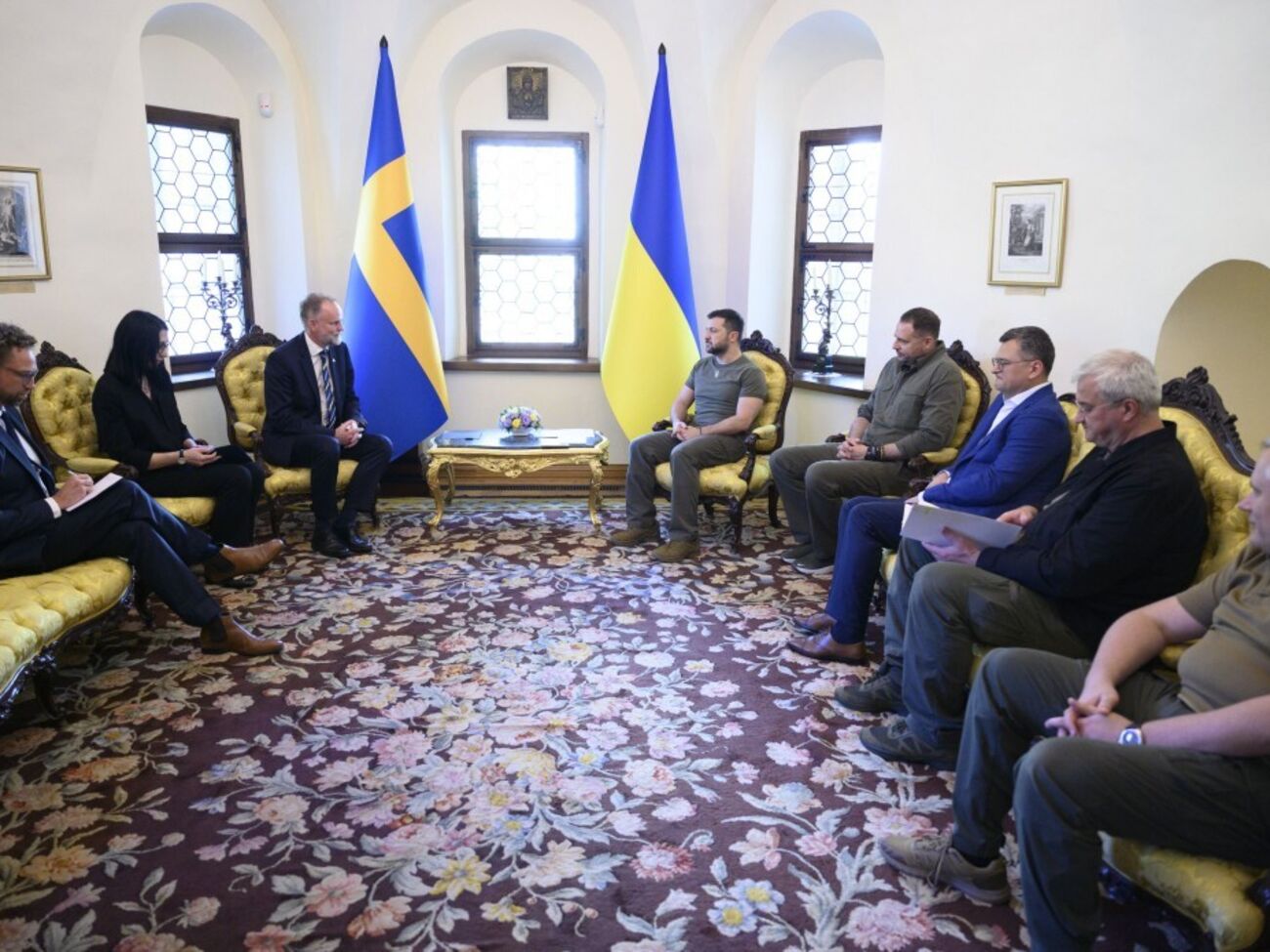 С каждым из послов Зеленский провел отдельный разговор
