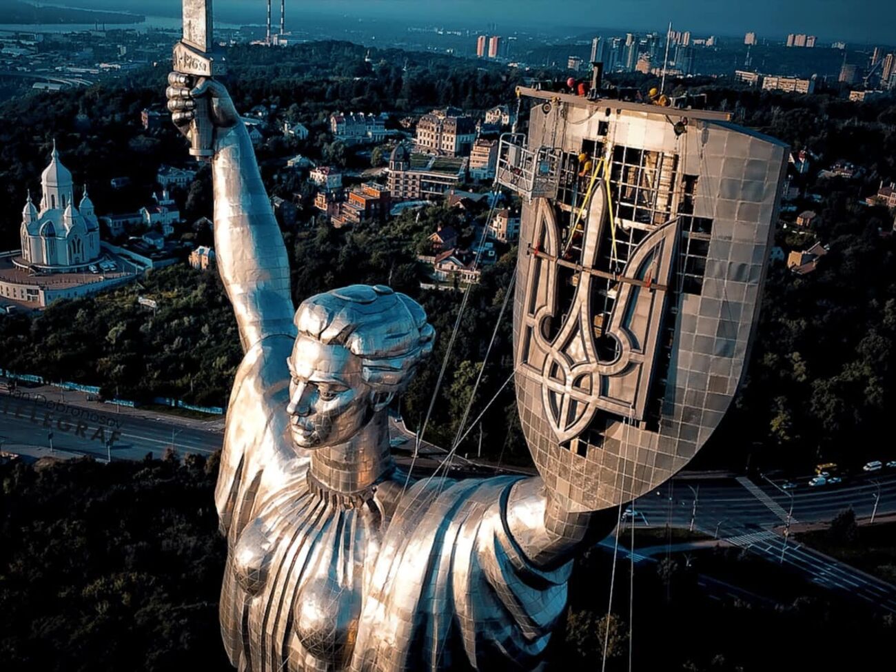 Оновлену частину пам'ятника також мають змонтувати до 24 серпня