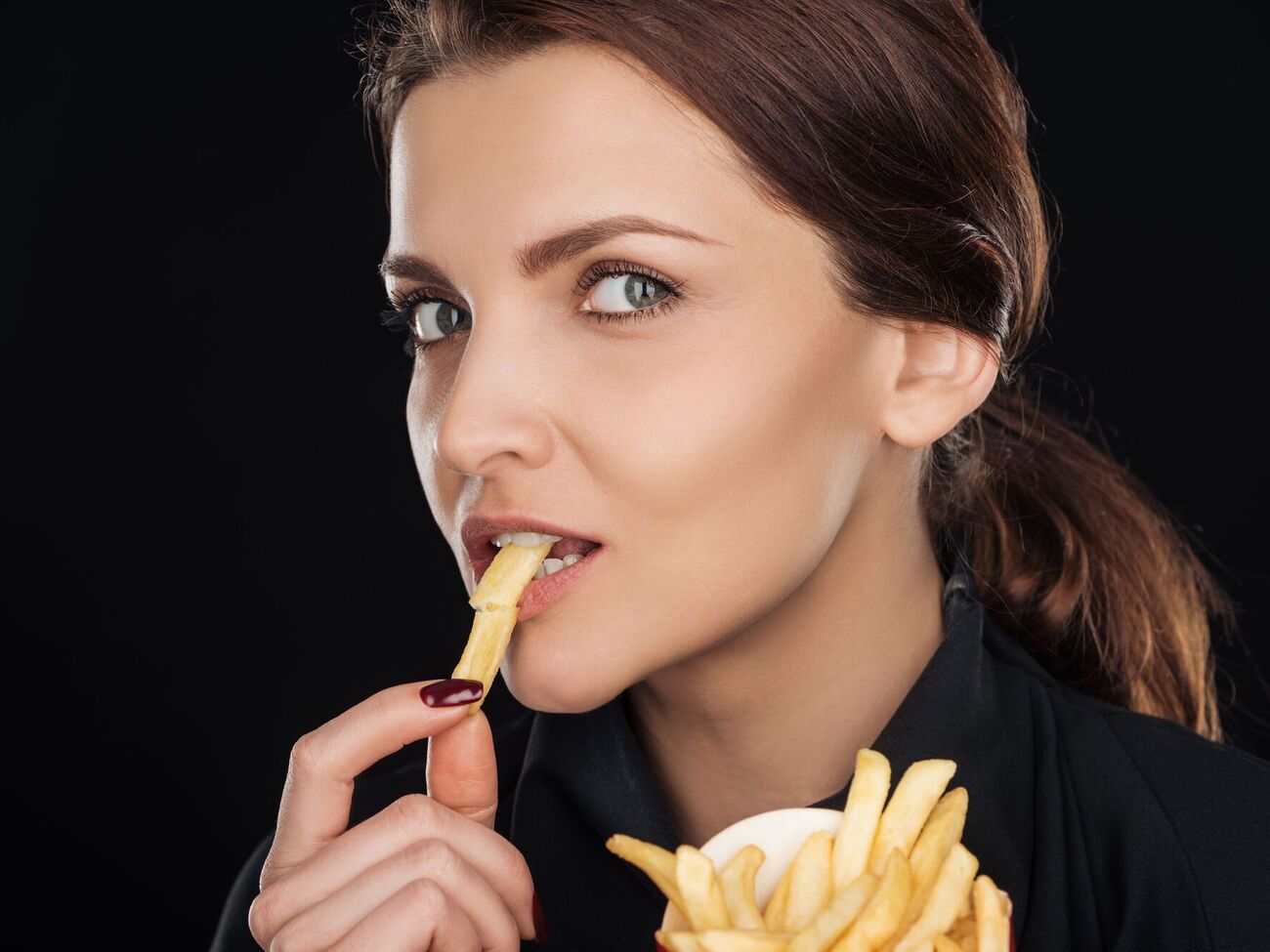 Картоплю фрі перед подаванням потрібно посолити