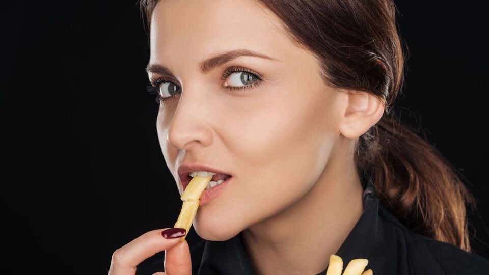 Картоплю фрі перед подаванням потрібно посолити