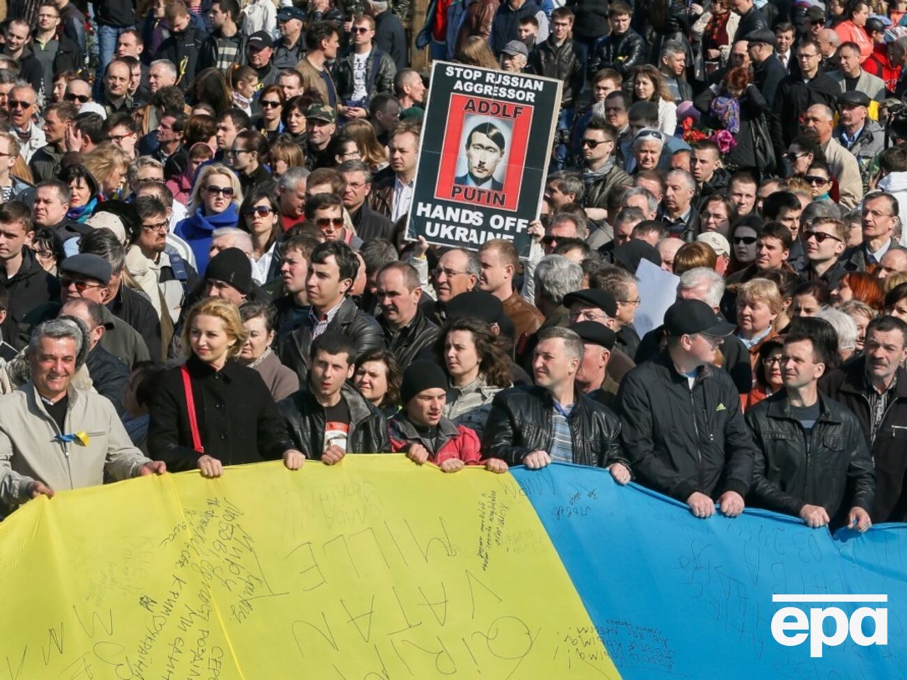 Акции против российской оккупации Крыма проходили и в Украине, и в России