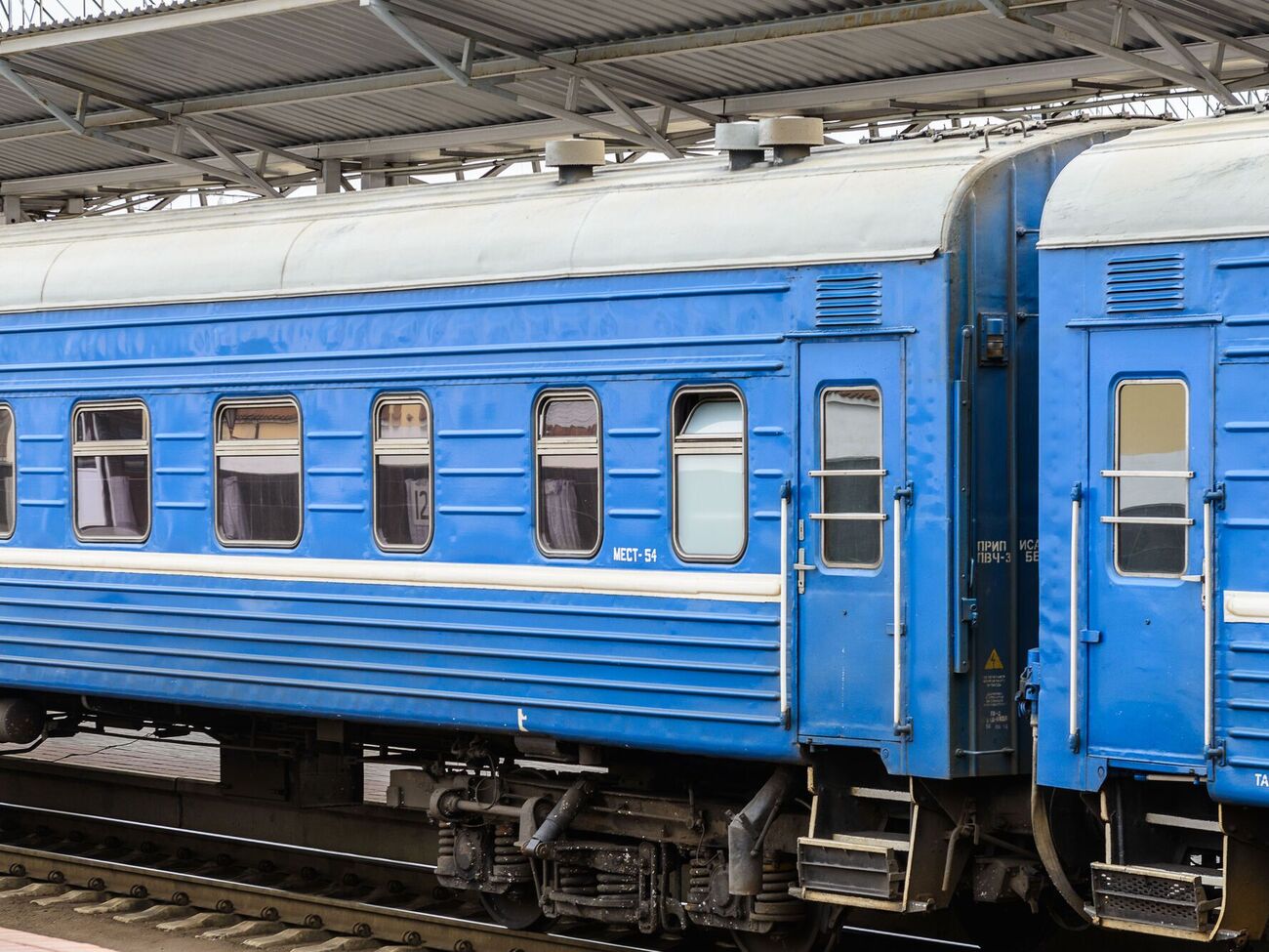 Персоналу поїздів у Криму рекомендують "акуратно зазирати в гаджети пасажирів"