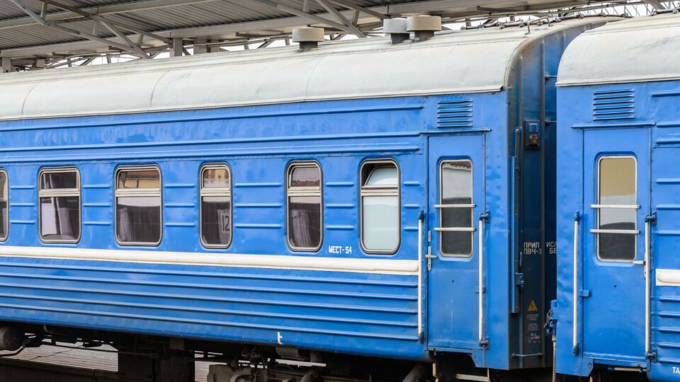 Персоналу поездов в Крыму рекомендуют "аккуратно заглядывать в гаджеты пассажиров"