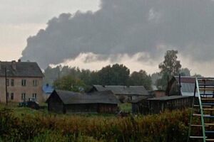 На російському військовому аеродромі спалахнув літак