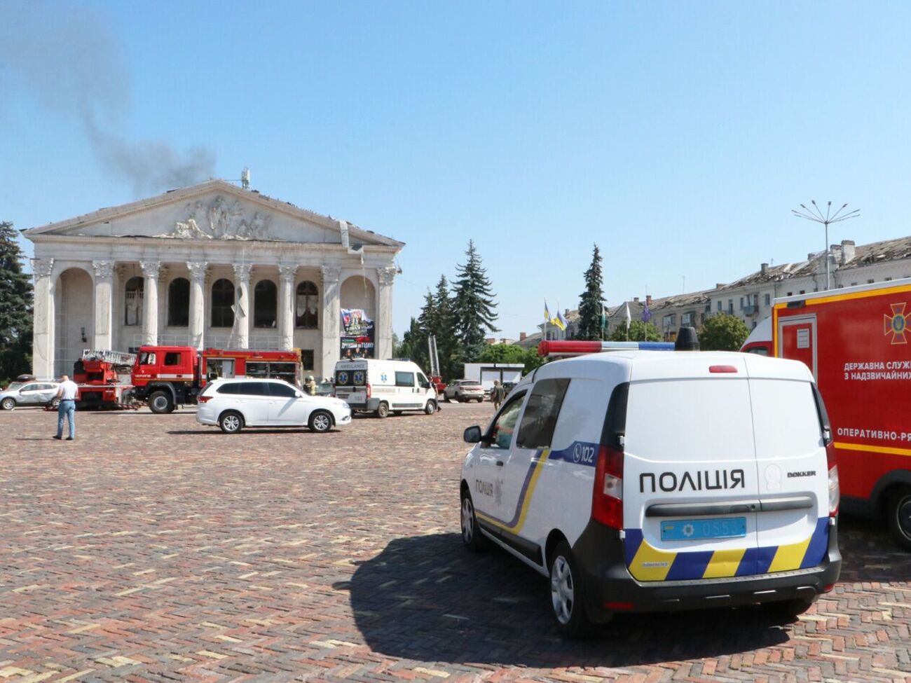 Основні жертви ракетного обстрілу драмтеатру були поза його межами – перебували в автомобілях, ішли через дорогу, а також поверталися із церкви, розповіли в МВС