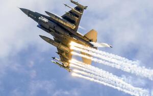 Для того чтобы уничтожить российские Су-35, достаточно звена самолетов типа F-16, JAS 39 Gripen, отметил Олещук