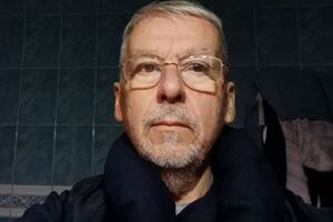 Клочко: Перед операцией меня развлекает персонал, спрашивают: "Какого года выпуска ваша машина?"