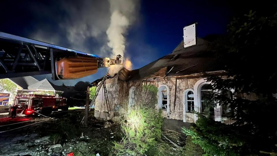 Cпасатели ликвидировали последствия падения обломков вблизи одного из поселков в Бучанском районе Киевской области, отметили в МВД Украины