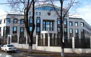 7 октября прошлого года гражданин России сделал на воротах посольства РФ в Кишиневе надпись: "Путин – убийца"