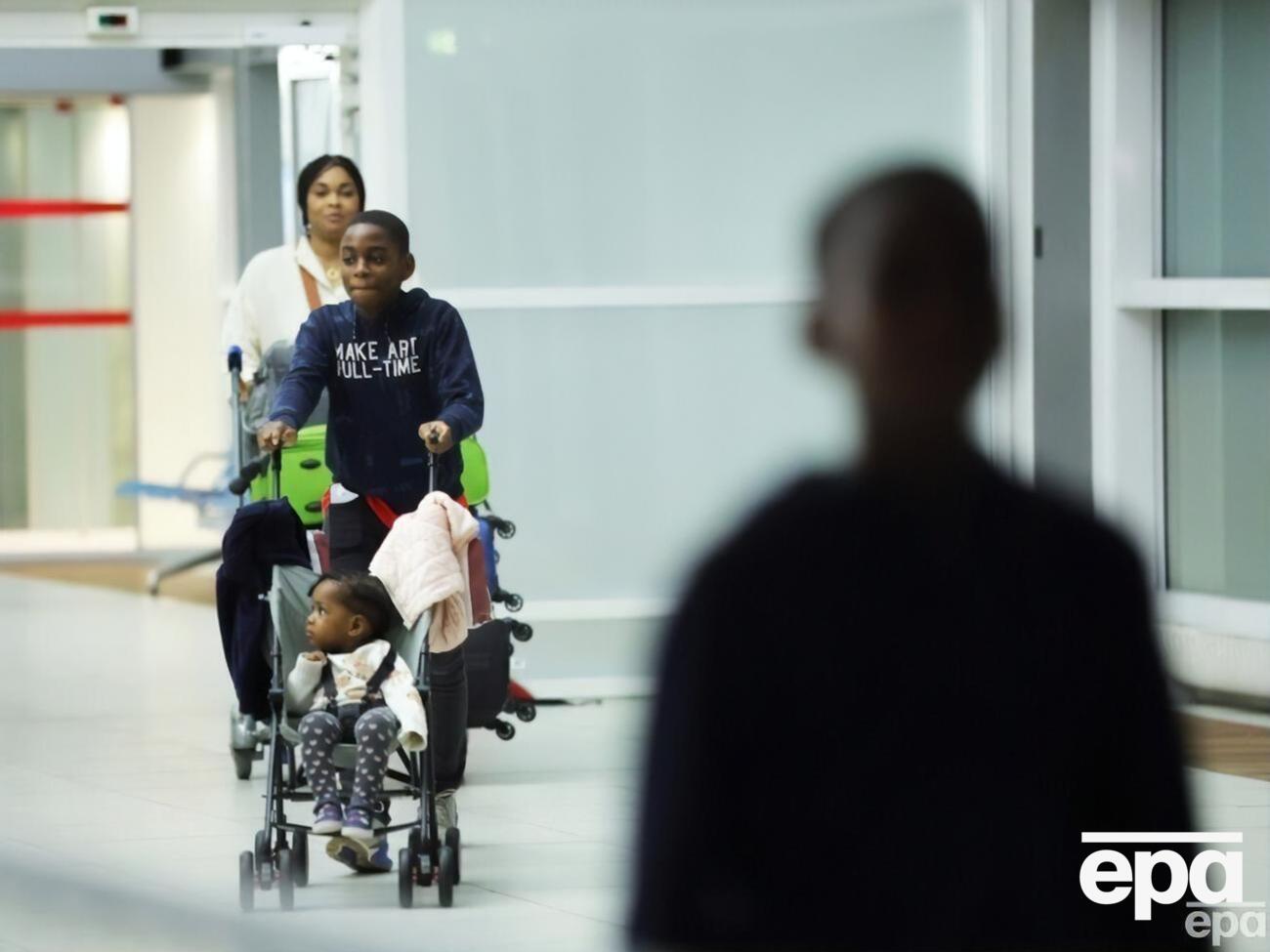 Із Нігеру в Париж прибув перший евакуаційний рейс