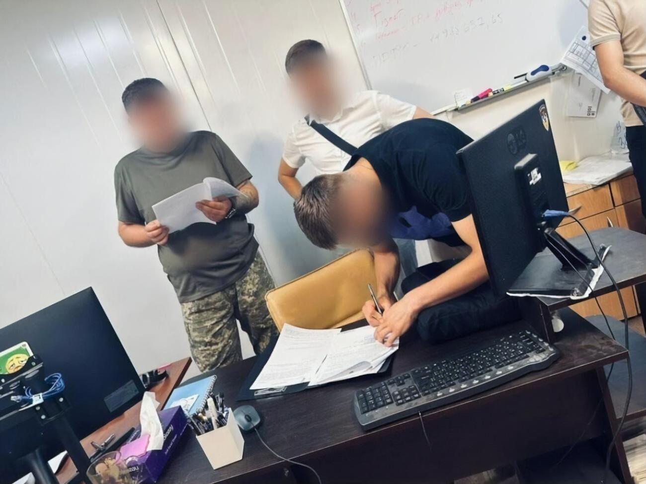 Посадовець нараховував зарплату і премію на рахунки своїх знайомих, які не входять до складу батальйону й узагалі не проходять служби у ЗСУ, зазначили в СБУ