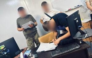 Чиновник начислял зарплату и премию на счета своих знакомых, которые не входят в состав батальона и вообще не проходят службу в ВСУ, отметили в СБУ