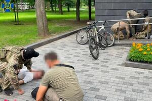 По данным СБУ, фигуранты перемещались по городу на велосипедах и снимали места, где, по их мнению, дислоцируются украинские военнослужащие