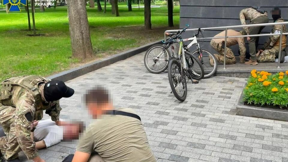 За даними СБУ, фігуранти переміщалися містом велосипедами і знімали місця, де, на їхню думку, дислокуються українські військовослужбовці