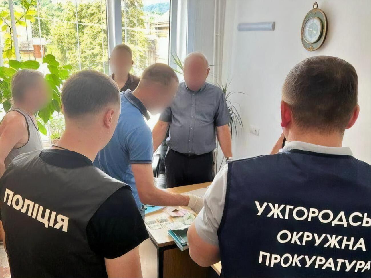 Полицейские задержали председателя военно-врачебной комиссии во время получения неправомерной выгоды, отметили в МВД Украины