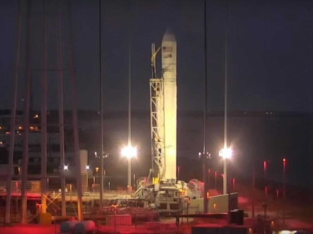 Ракета-носитель с космическим кораблем стартовала с атлантического побережья США