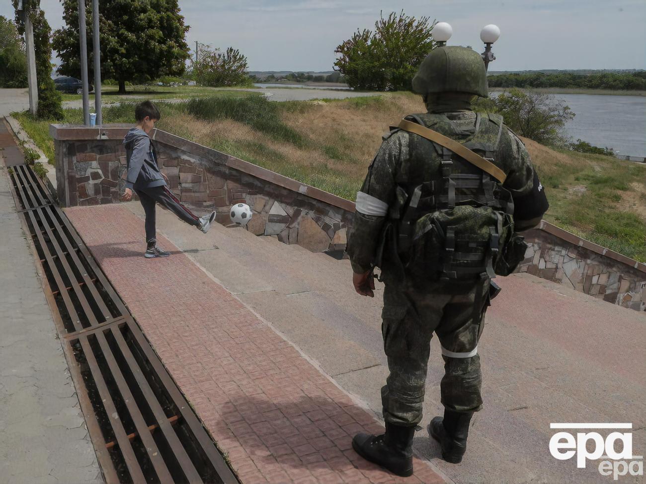 Оккупанты вывозят детей из Украины в свои лагеря