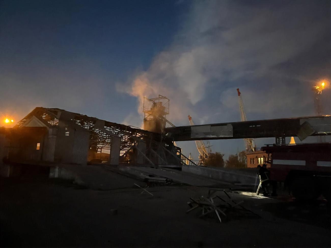 Часть запущенных оккупантами дронов поразила портовую инфраструктуру Измаила