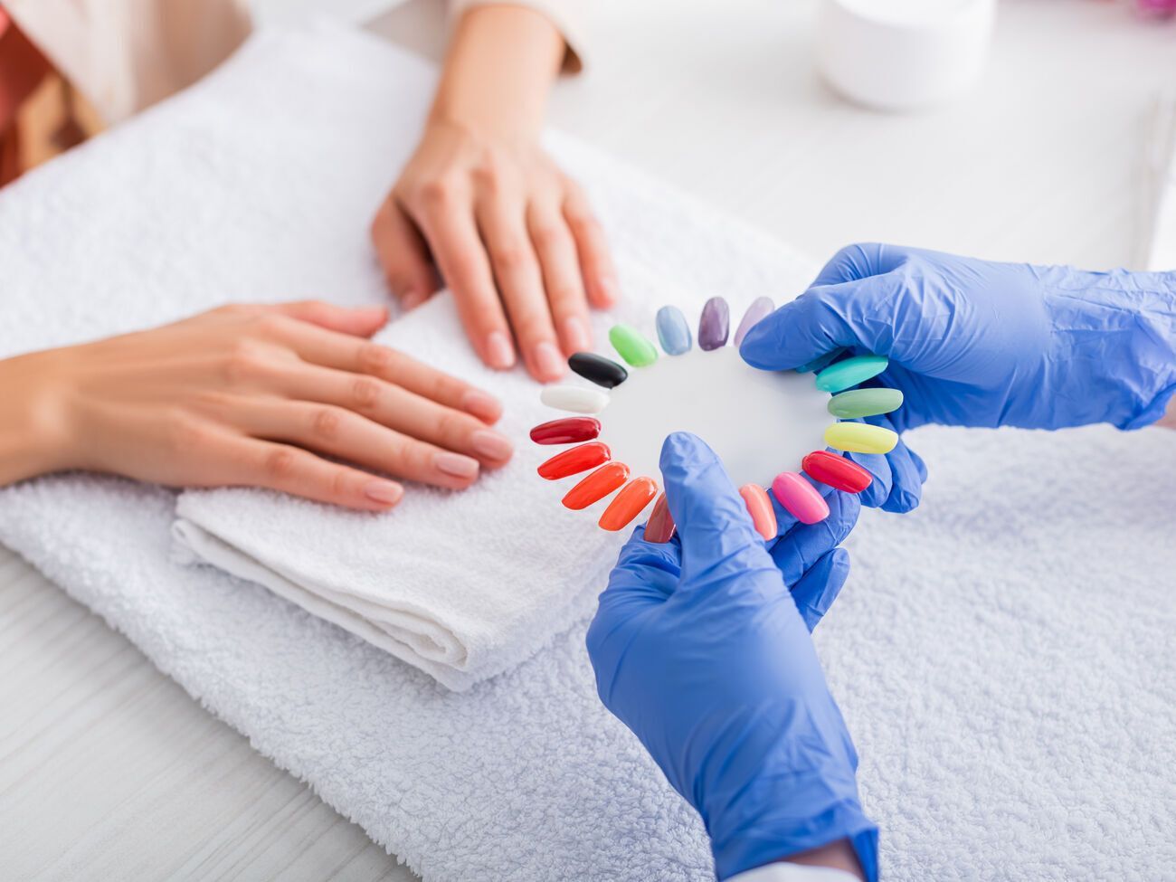 Популярными в августе будут оливково-зеленый цвет и все лаки из этой палитры