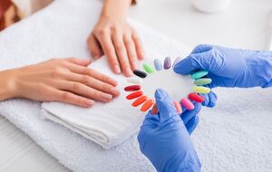 Популярными в августе будут оливково-зеленый цвет и все лаки из этой палитры