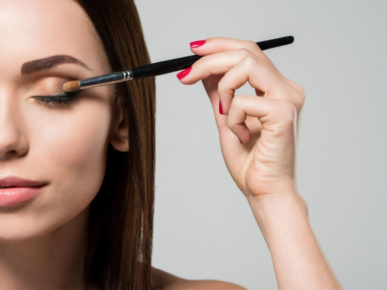 Для тушування тіней потрібно використовувати смолоскипоподібну щіточку