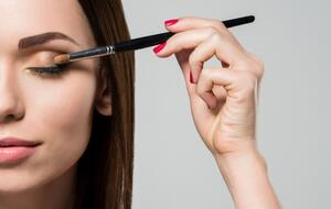 Для тушування тіней потрібно використовувати смолоскипоподібну щіточку