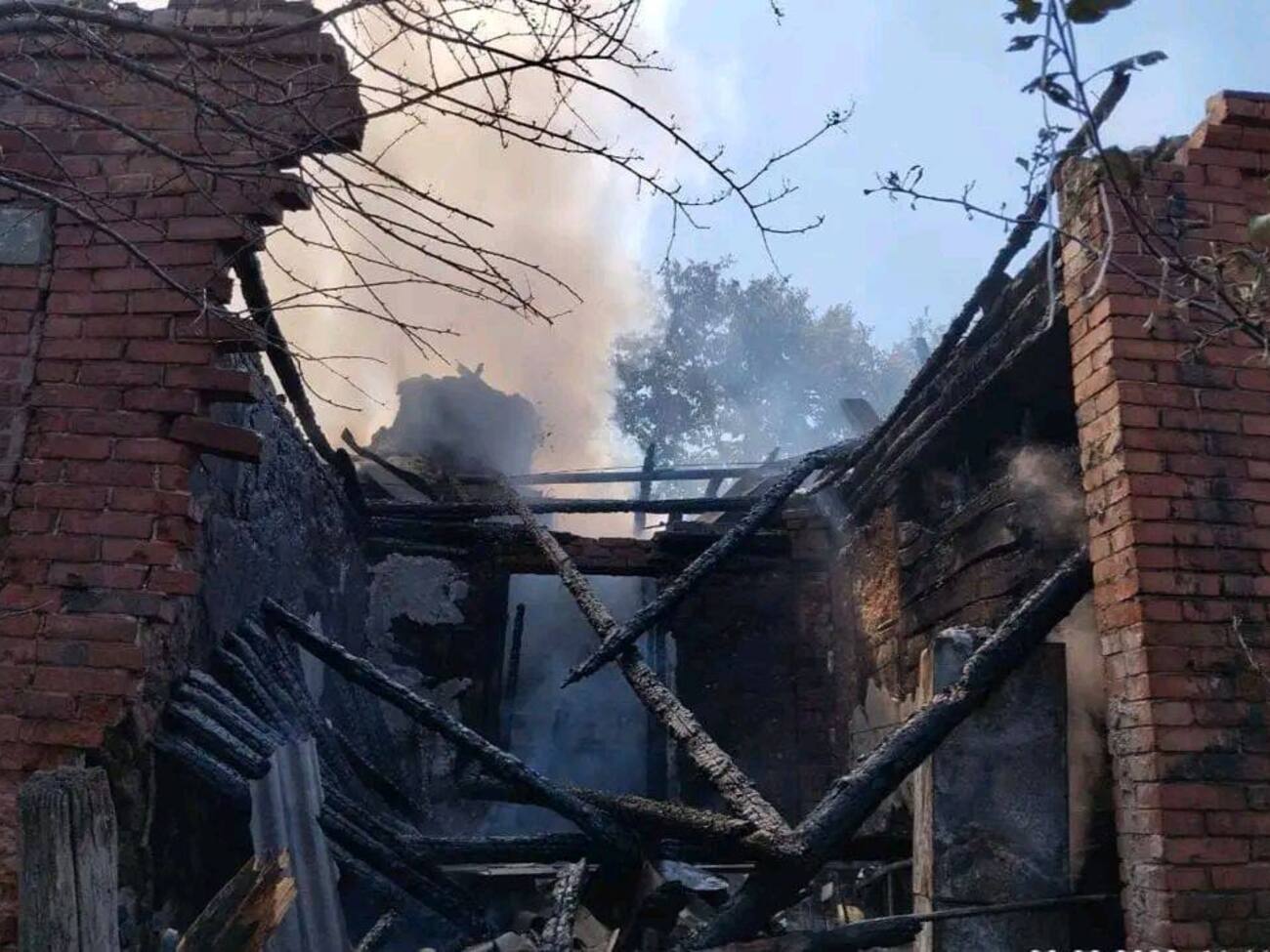 Экстренные службы работают над ликвидацией последствий российской агрессии