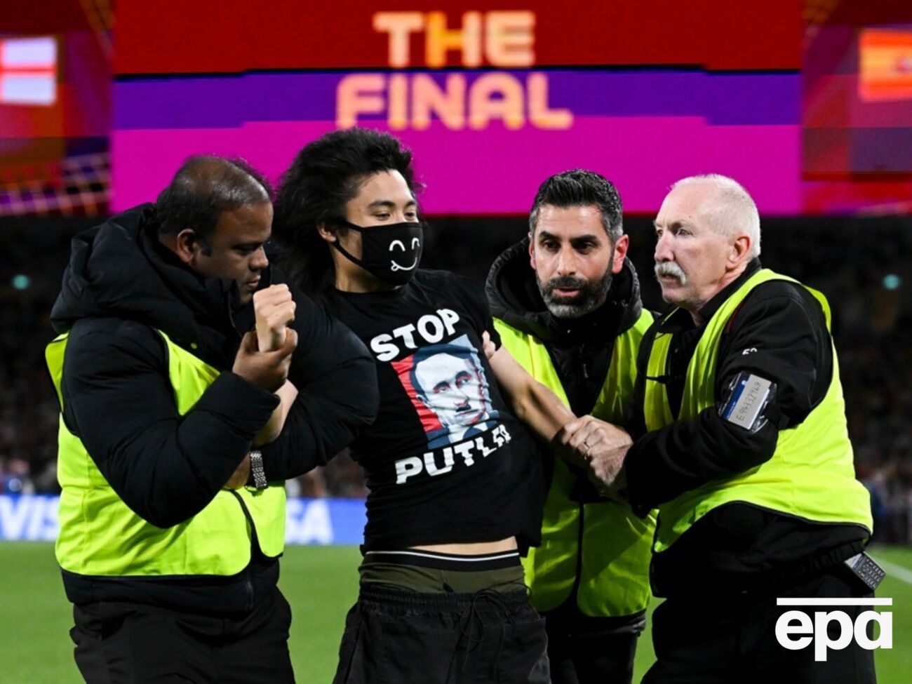 Після того, як уболівальника затримали стюарди, гра поновилася, зазначили ЗМІ