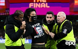 Після того, як уболівальника затримали стюарди, гра поновилася, зазначили ЗМІ