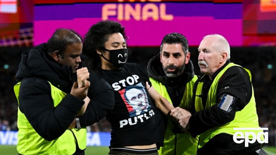 Після того, як уболівальника затримали стюарди, гра поновилася, зазначили ЗМІ