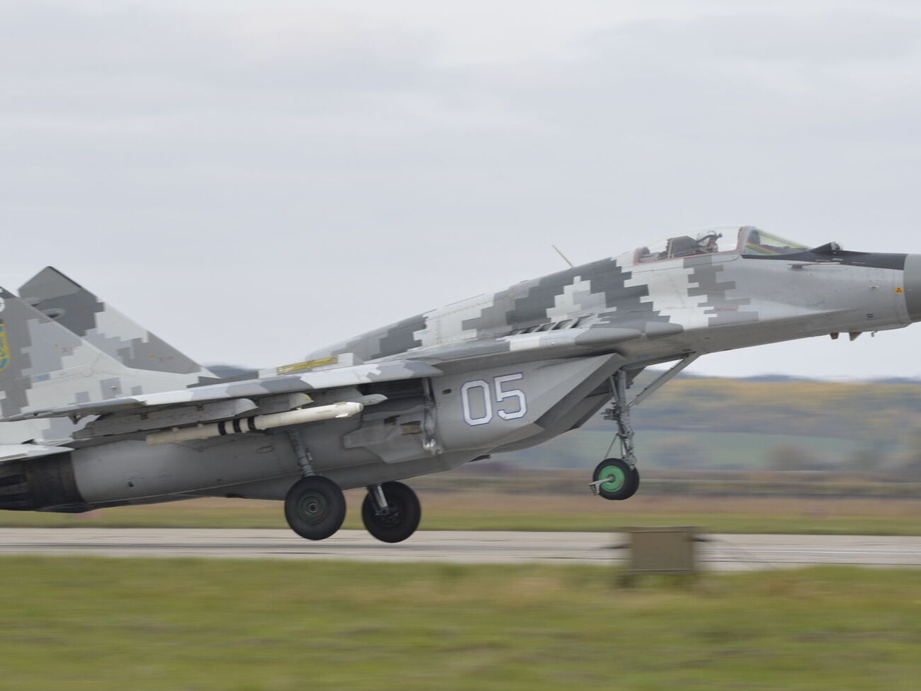 Самолеты, которые были на аэродроме Староконстантинова, сохранены и продолжают выполнять задачи, отметил Олещук