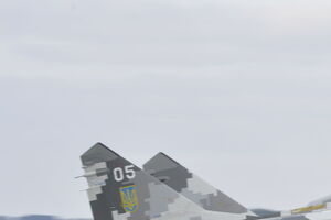 Самолеты, которые были на аэродроме Староконстантинова, сохранены и продолжают выполнять задачи, отметил Олещук