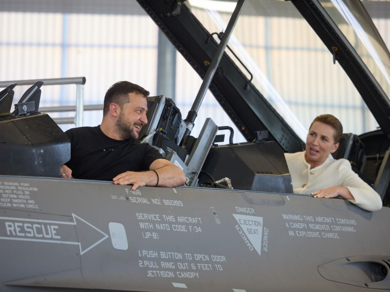 Зеленський із Фредеріксен ознайомився з техособливостями F-16 і програмою підготовки українських пілотів на них