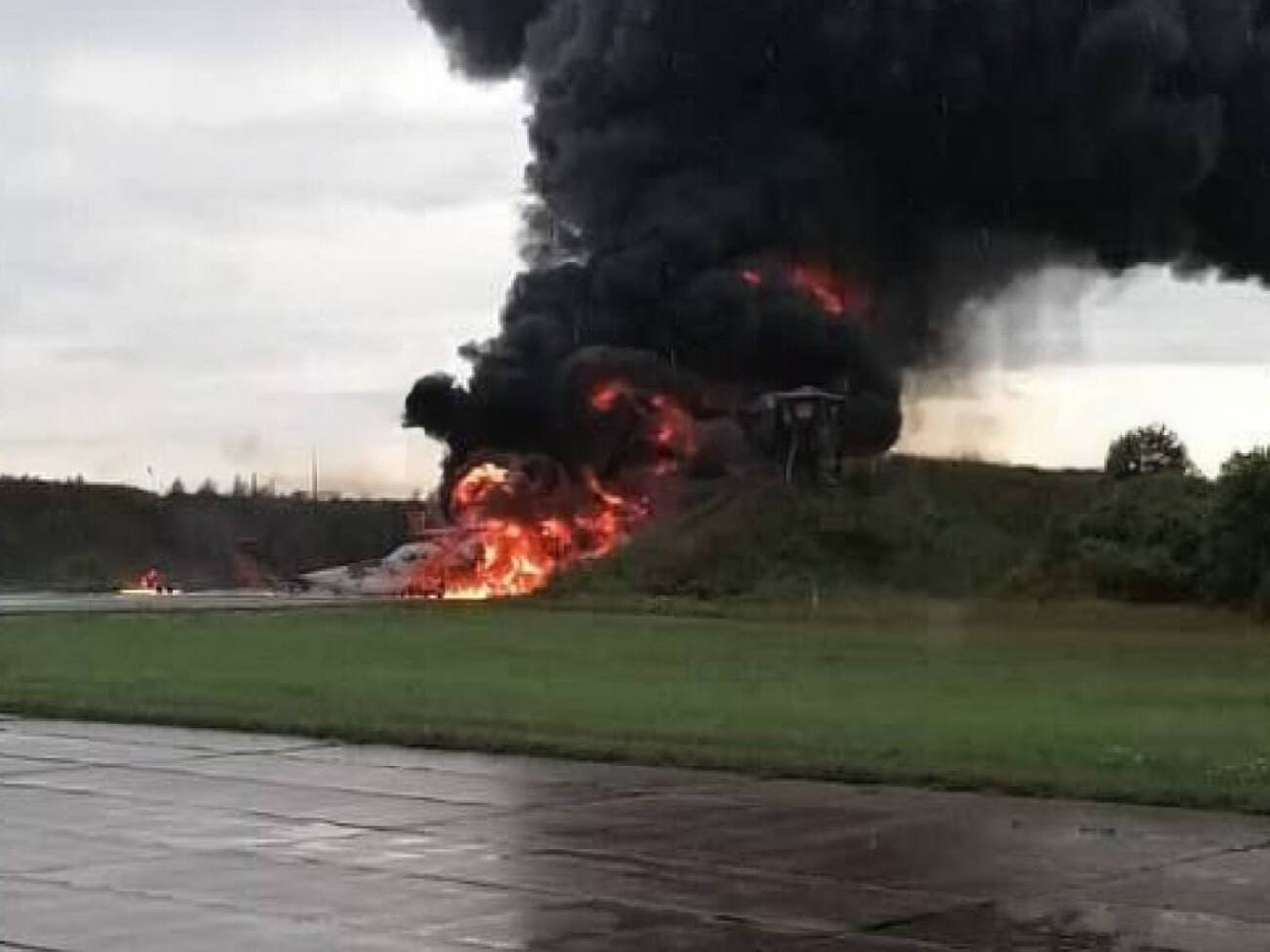 На аеродромі Сольці згорів російський бомбардувальник Ту-22М3. За версією міноборони РФ, його "пошкоджено"