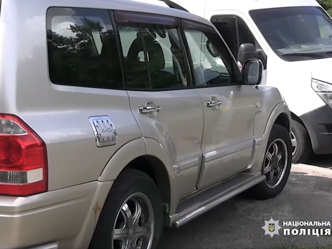 Поліцейські викрили чоловіка "на гарячому" під час закладання саморобного запального пристрою в 13-й автомобіль військового, зазначили правоохоронці