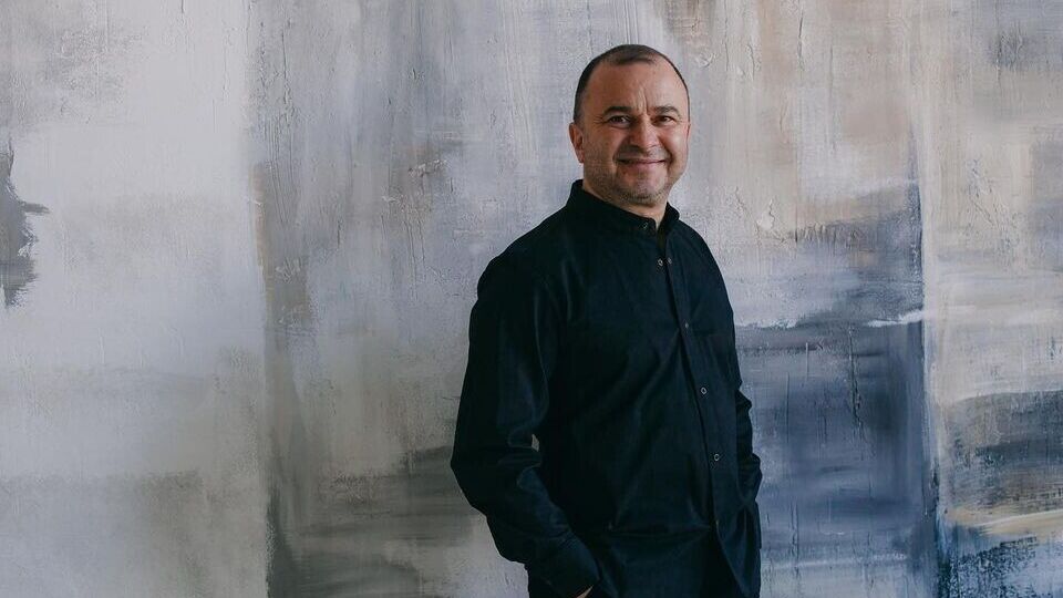 Павлик родился в 1965 году в городе Теребовля Тернопольской области