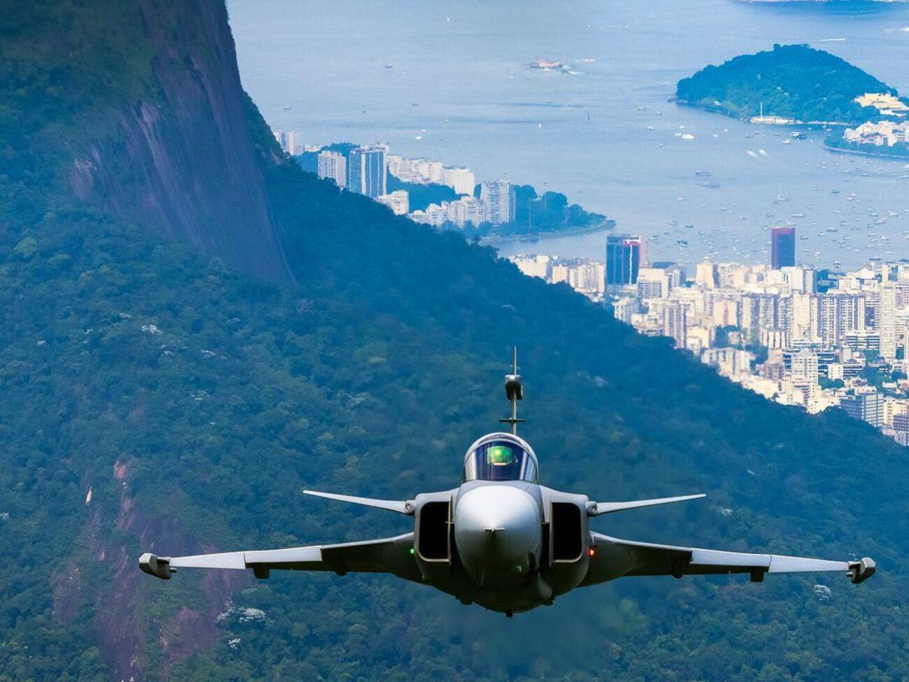 Истребители Gripen, которые производит Швеция, есть на вооружении нескольких стран. На фото – такой самолет в Бразилии