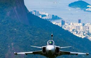 Истребители Gripen, которые производит Швеция, есть на вооружении нескольких стран. На фото – такой самолет в Бразилии