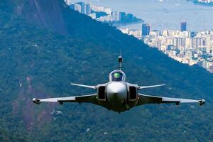 Истребители Gripen, которые производит Швеция, есть на вооружении нескольких стран. На фото – такой самолет в Бразилии