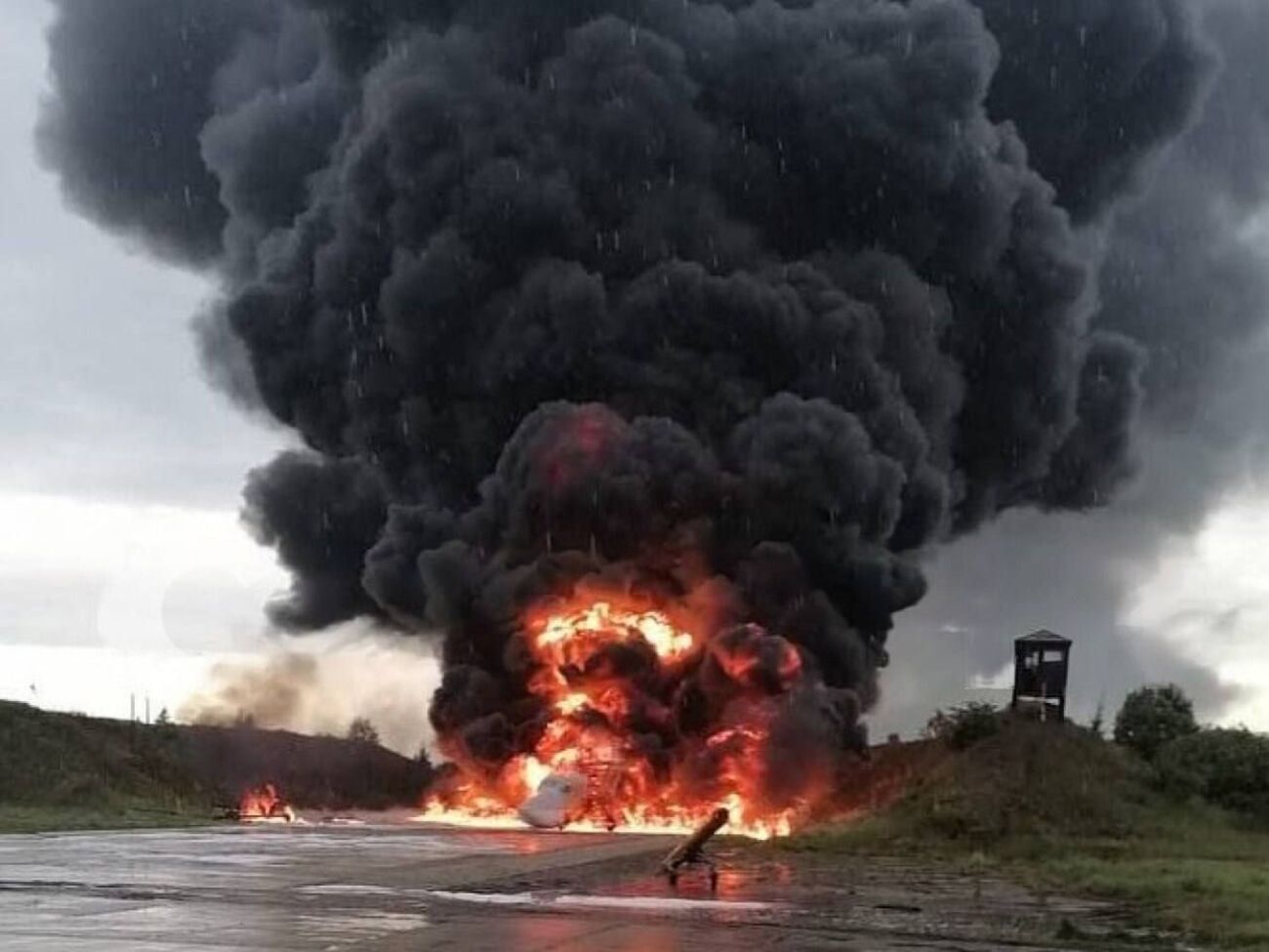 РосСМИ сообщали, что 19 августа в Новгородской области на военном аэродроме после удара дрона произошел пожар, в результате которого, вероятно, полностью сгорел бомбардировщик Ту-22М