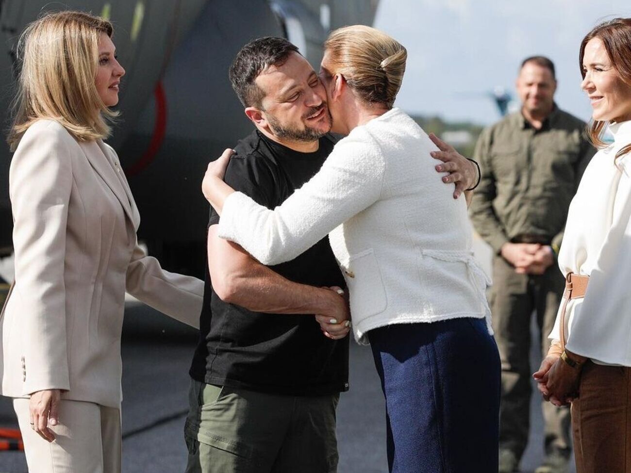 Дружина українського президента, поки він тримав в обіймах Фредеріксен, спочатку стояла в нього за спиною