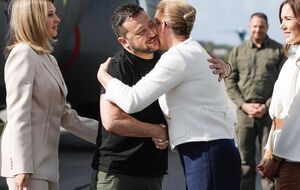 Супруга украинского президента, пока он держал в объятиях Фредериксен, сперва стояла у него за спиной