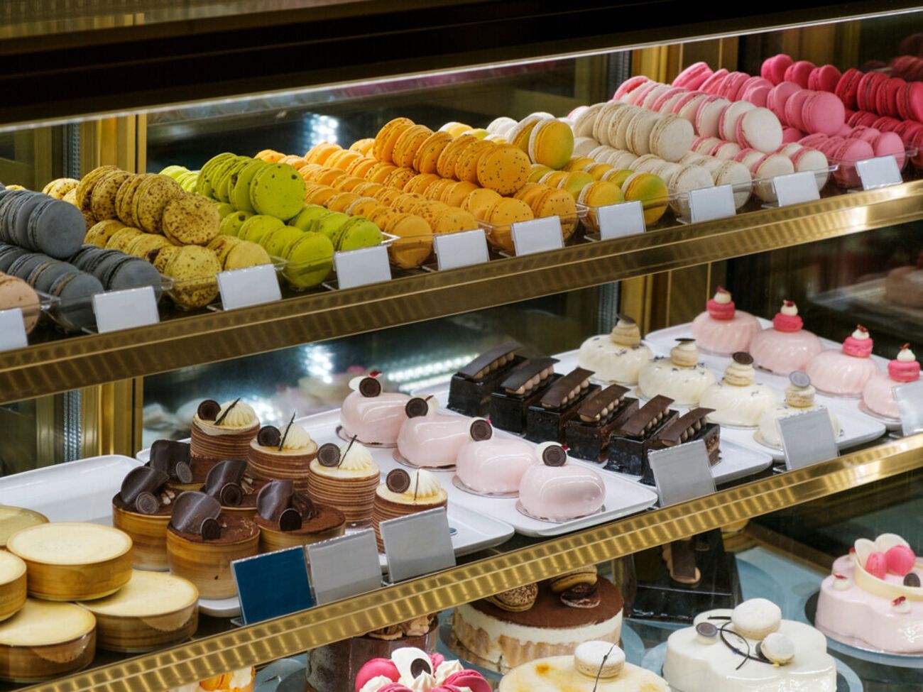 По словам диетолога, сладости нельзя есть на ночь