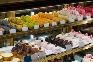 По словам диетолога, сладости нельзя есть на ночь