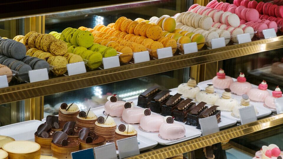 По словам диетолога, сладости нельзя есть на ночь